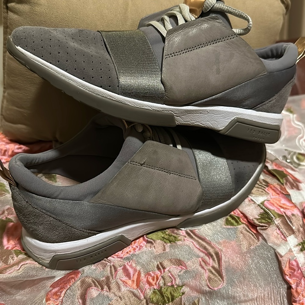 Ted Baker Cepa Grey Sneaker Size 6.5 European 37. 5 Rose Gold Bows